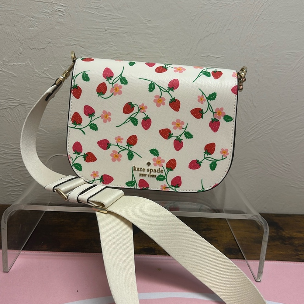 Beautiful purse Kate spade strawberry garden collection